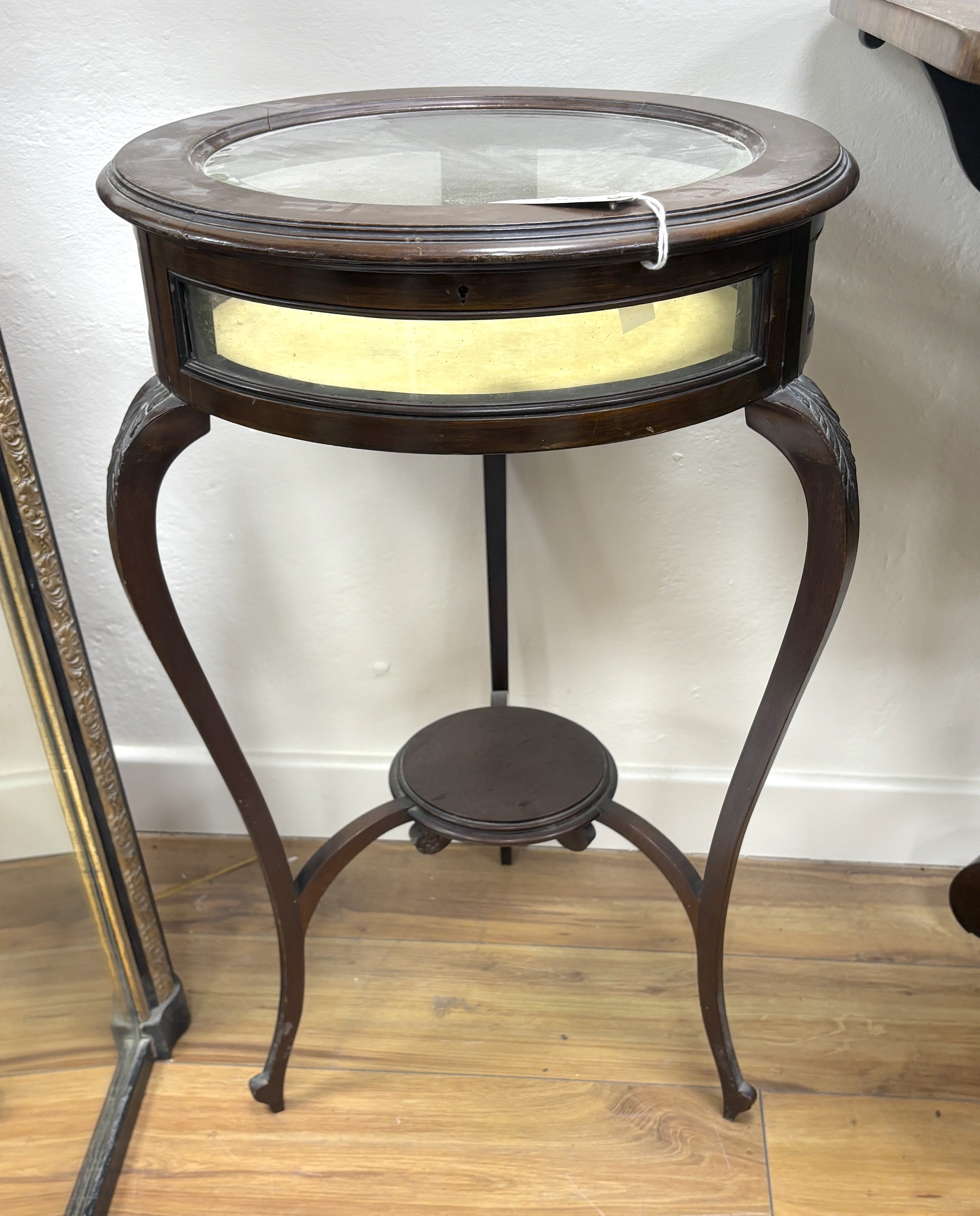 An Edwardian circular mahogany bijouterie table, diameter 43cm, height 72cm